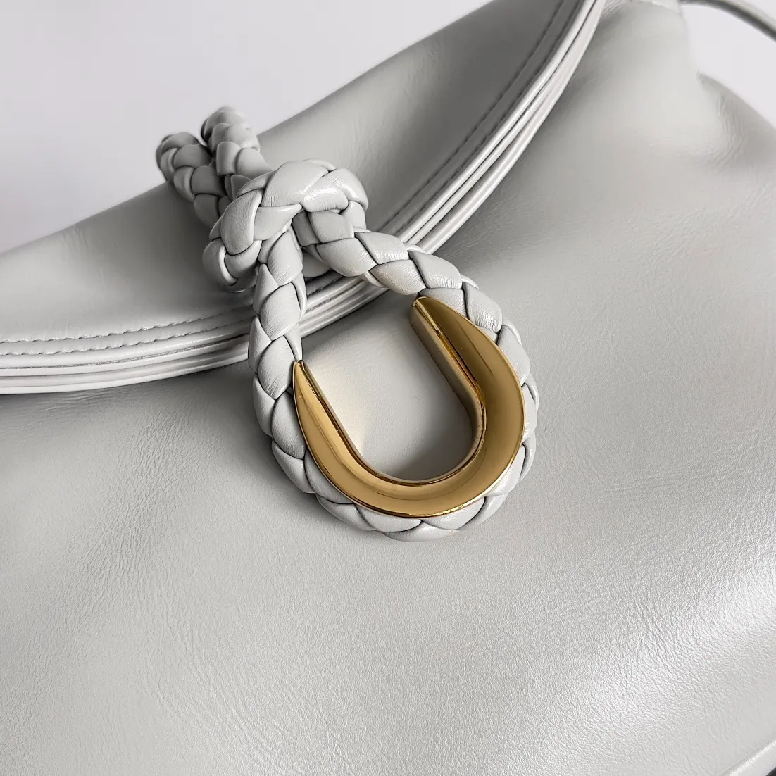 Batch 1680 Inspired by the 1970s, the Bottega Veneta women's logo shoulder bag has a smooth leather surface that brings a clean and handsome feel, just like the neatness and tenacity of a working woman. The front buckle is made of high-quality hardware pendant, the overall retro elegance, and the excellent leather feels soft. This Bottega Veneta series can be described as beautiful, weakening the complexity of the outfit, not competing for it, and only using the best quality to interpret itself. Style number: 806034 (large size) Size: 30*20*8cm